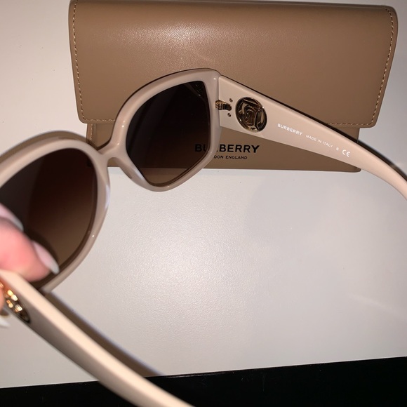 Burberry sunglasses (brand new, never worn, auth) - Picture 8 of 9
